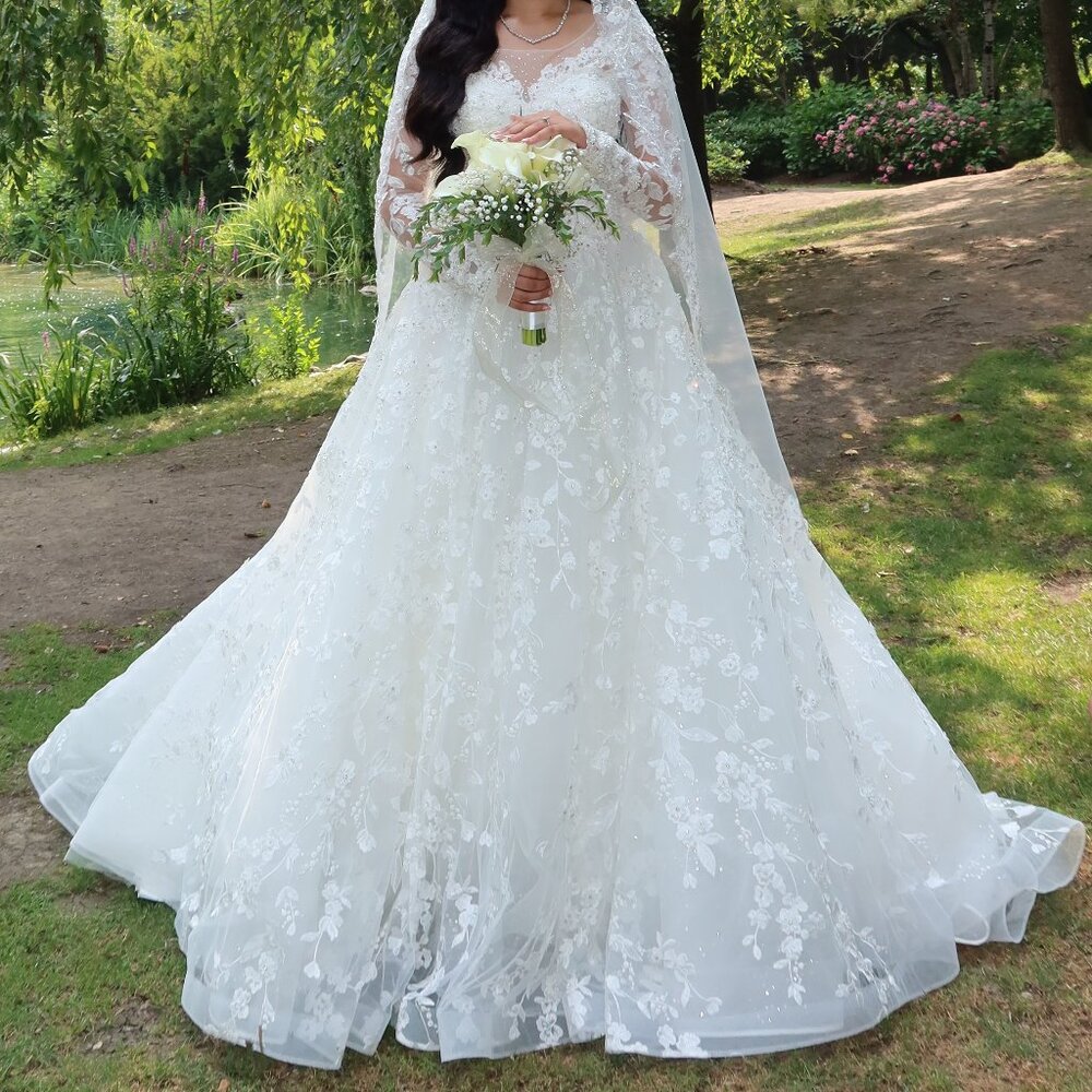 Martin Thornburg Italian designed lace and beaded wedding dress